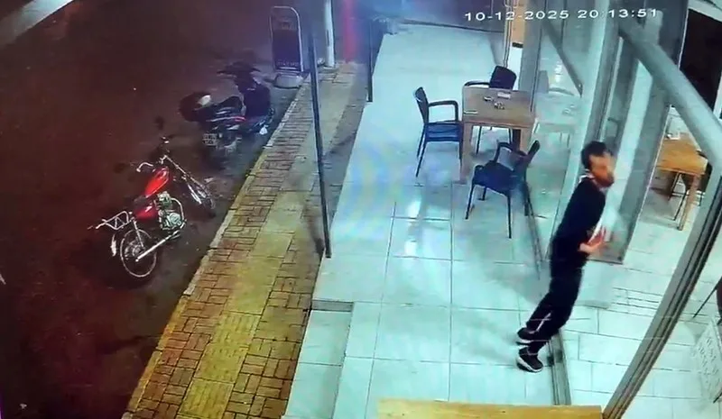 Antalya'nın Serik ilçesinde bir restoranda garson Yakup Şuşan, temizlediği cam