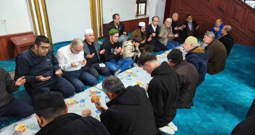 Köyceğiz Merkez Hacıbey Camii’nde Sabah Namazı buluşması gerçekleştirildi Muğla'nın Köyceğiz ilçesindeki Merkez Hacıbey Camii'nde sabah namazı buluşması gerçekleştirildi.