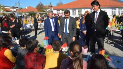 Köyceğiz’de "Şehrin Akıllı Çocukları" projesi kapsamında düzenlenen sergide, ilkokul öğrencilerinin