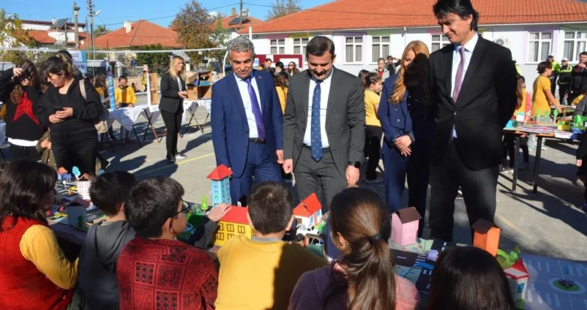 Köyceğiz’de "Şehrin Akıllı Çocukları" projesi kapsamında düzenlenen sergide, ilkokul öğrencilerinin