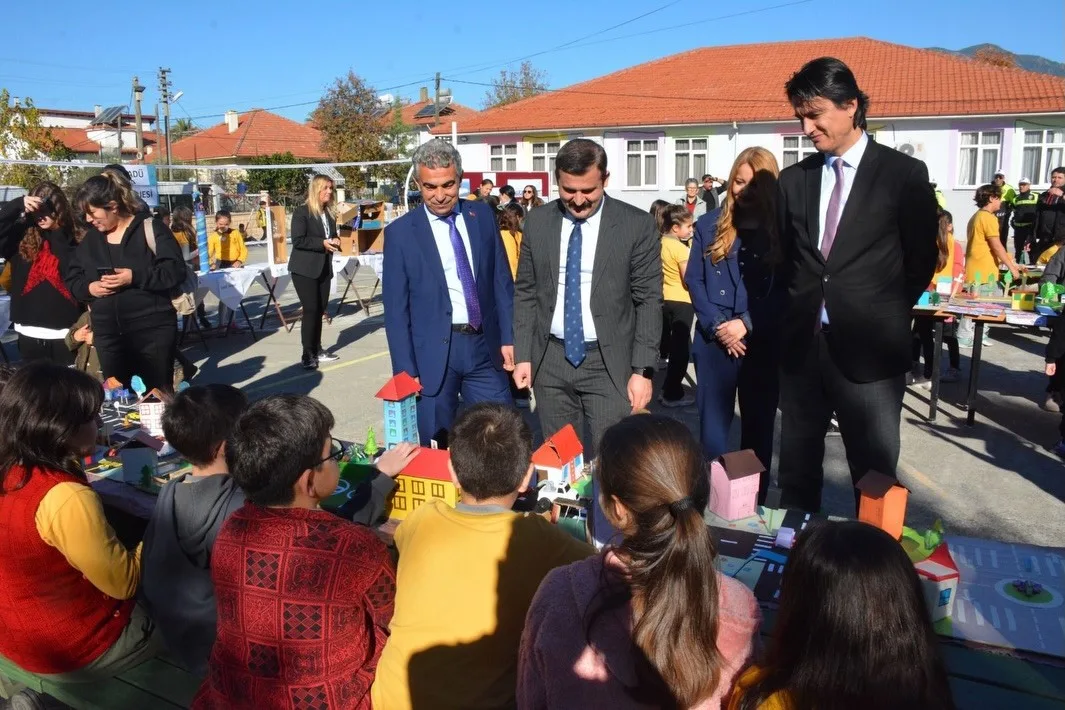 Köyceğiz’de "Şehrin Akıllı Çocukları" projesi kapsamında düzenlenen sergide, ilkokul öğrencilerinin