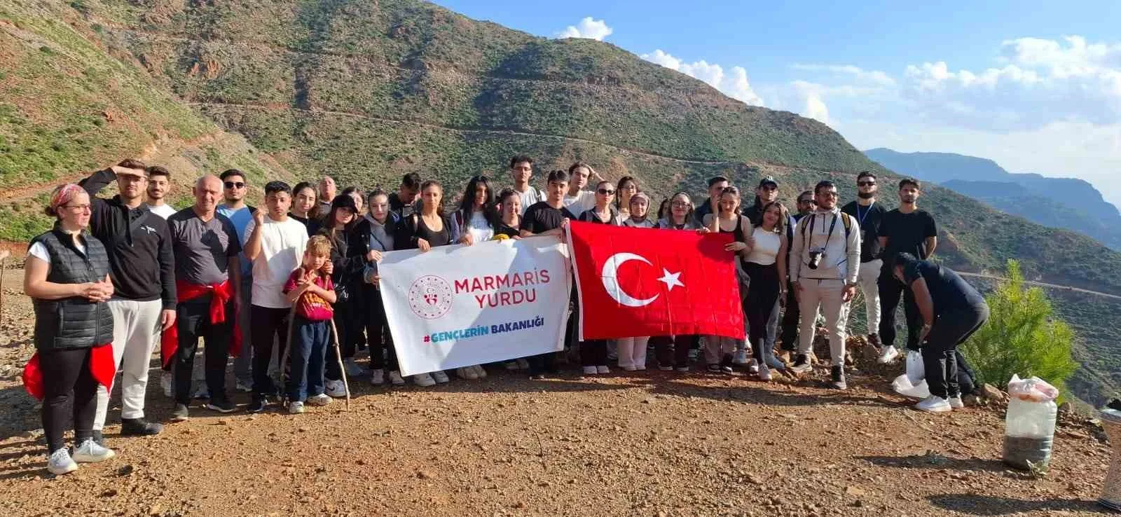 Marmaris KYK Yurdu'nda kalan üniversite öğrencileri, yerel derneklerle birlikte orman