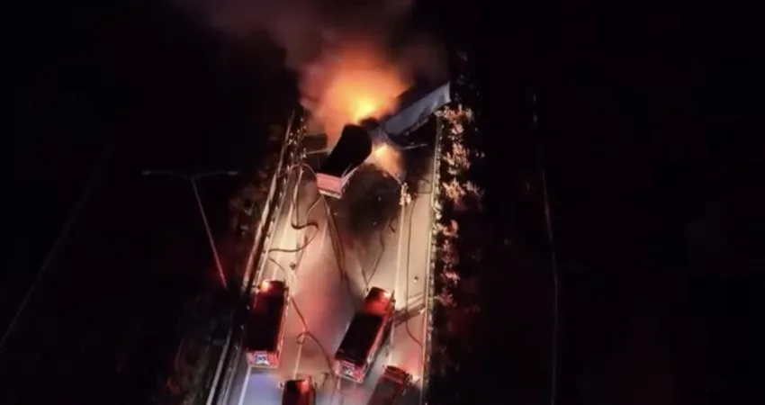 Manisa'nın Turgutlu ilçesindeki İzmir-İstanbul Otoyolu'nda iki tır çarpıştı ve yangın