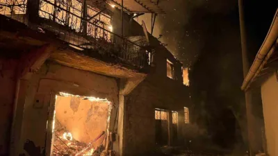 Manisa’nın Gördes ilçesinde beş evin zarar gördüğü yangında, evden çıkamayan