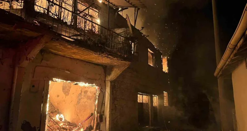 Manisa’nın Gördes ilçesinde beş evin zarar gördüğü yangında, evden çıkamayan