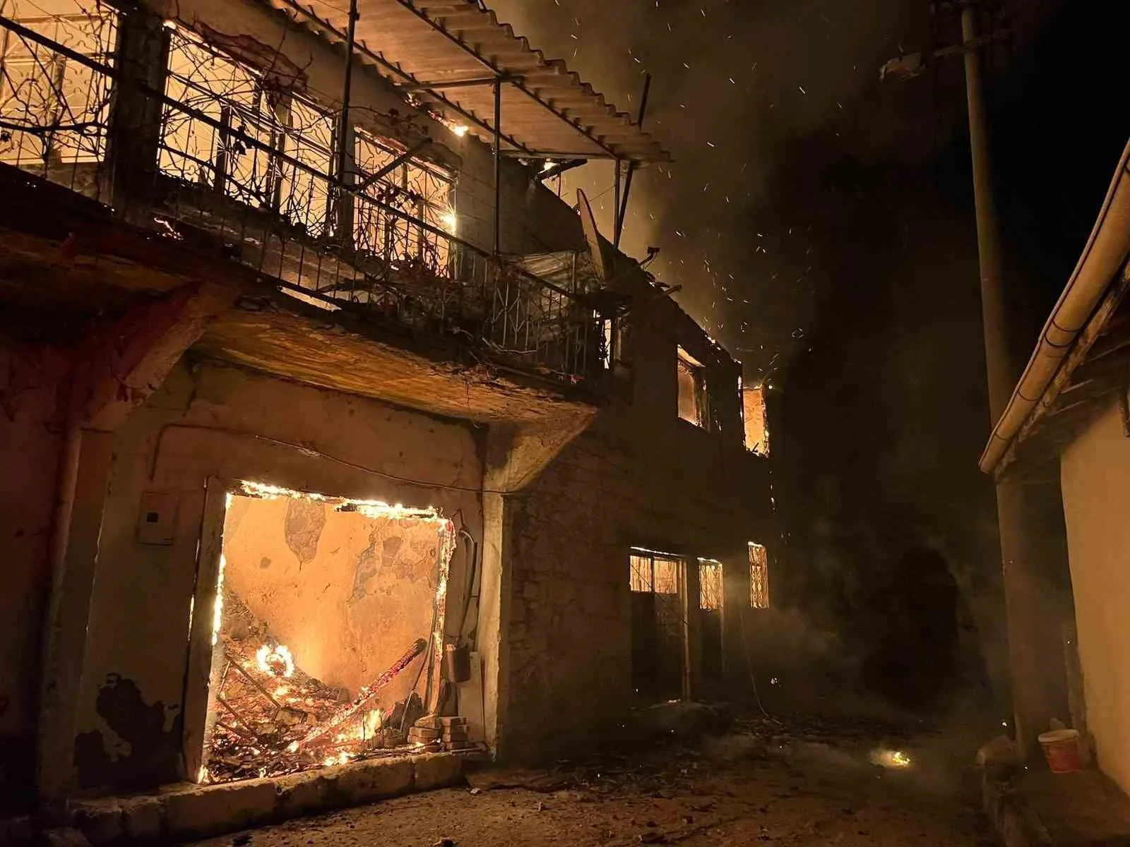 Manisa’nın Gördes ilçesinde beş evin zarar gördüğü yangında, evden çıkamayan