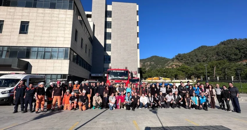 Marmaris Devlet Hastanesi’nde gerçeğini aratmayan tatbikat Muğla'nın Marmaris ilçesinde, Marmaris Devlet Hastanesi tarafından düzenlenen deprem ve