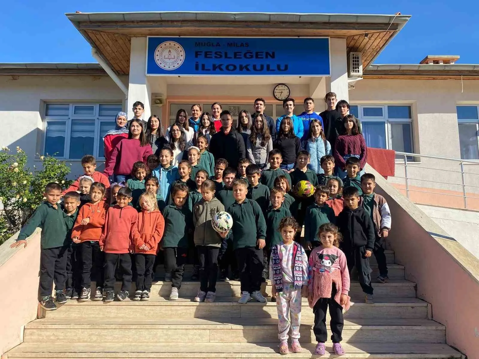 "Okulun Kalbi Kütüphaneler Projesi" kapsamında kardeş okul seçilen Fesleğen İlkokulu