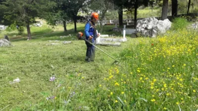 Muğla Büyükşehir Belediyesi, 13 ilçedeki mezarlıklarda temizlik, budama ve bakım