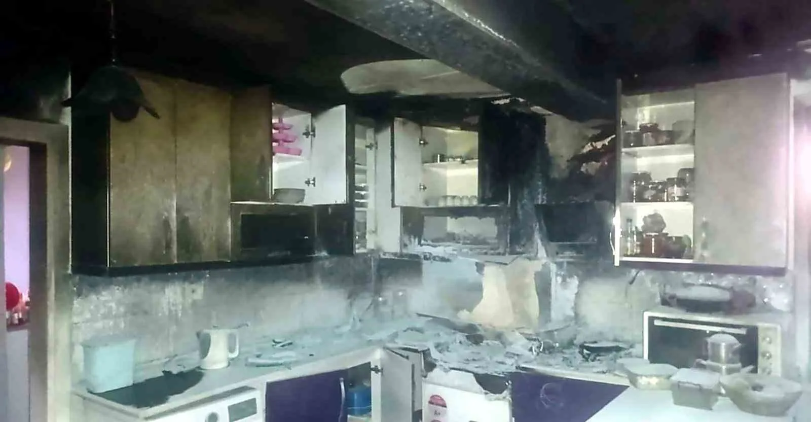 Söke’de bir evde gece saatlerinde çıkan mutfak yangını, su içmek