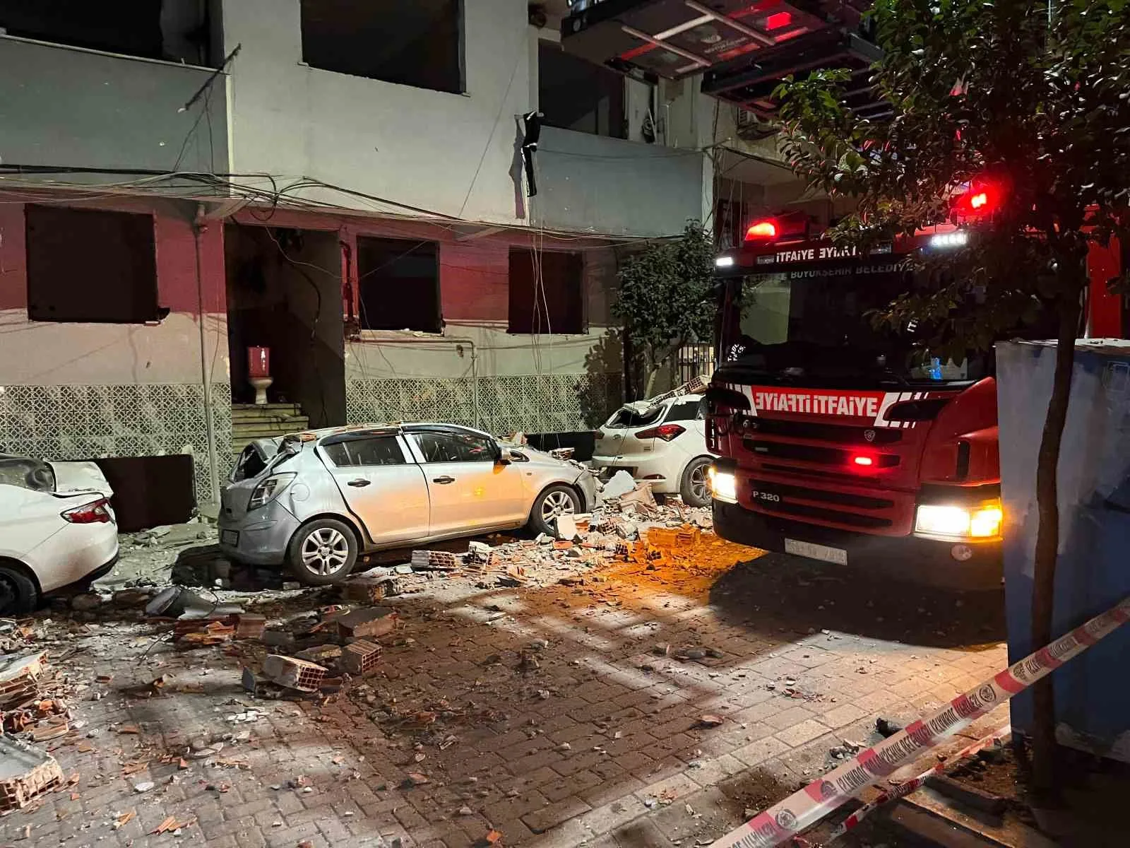 Zeytinburnu’nda kentsel dönüşümdeki binadan düşen parçalar, 3 otomobili hurdaya çevirdi Zeytinburnu’nda kentsel dönüşümdeki binadan düşen parçalar, 3 otomobili hurdaya çevirdi