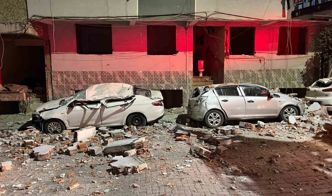 Zeytinburnu’nda kentsel dönüşümdeki binadan düşen parçalar, 3 otomobili hurdaya çevirdi İstanbul Zeytinburnu’nda kentsel dönüşüm aşamasındaki boş binanın çatı kısmından düşen
