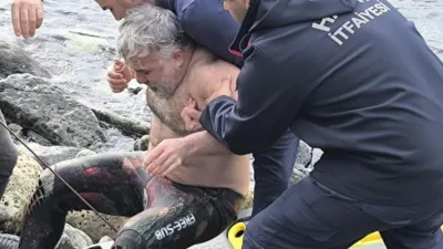 Hatay'ın Samandağ ilçesinde zıpkınla balık avlayan bir vatandaşın bacağına zıpkın