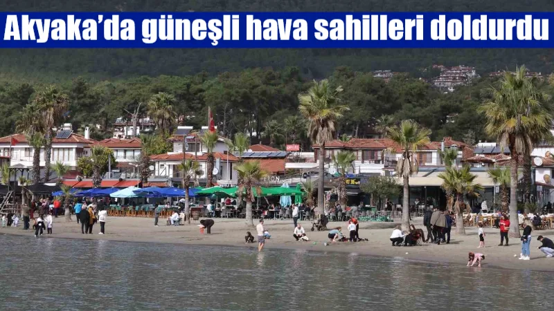 Akyaka Mahallesi, Muğla'da güneşli havayı değerlendiren vatandaşlar sahile akın etti.
