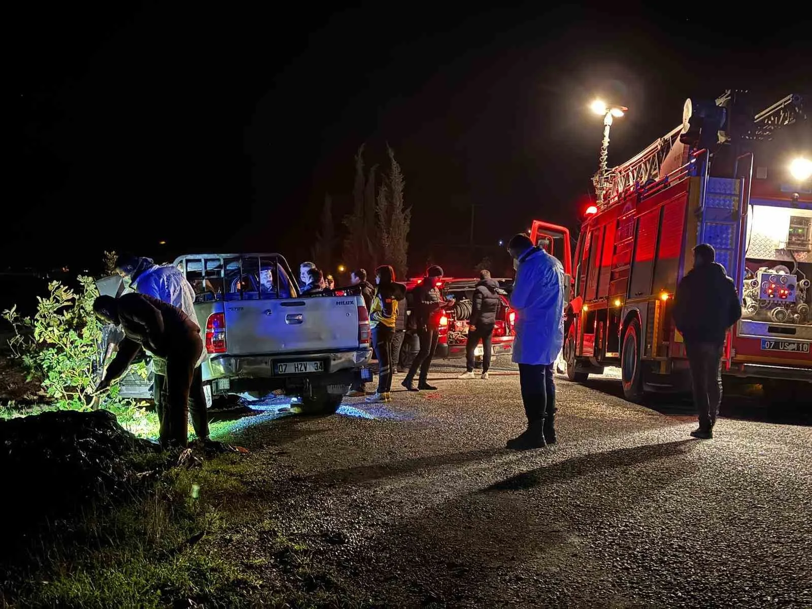 Antalya’nın Gazipaşa ilçesinde bir araç yangınına müdahale eden ekipler, otomobil