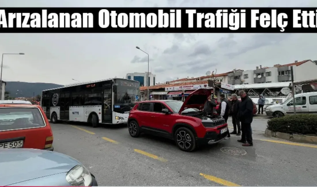 Menteşe’de İsmet Çatak Caddesi’nde arıza yapan bir otomobil yolun ortasında