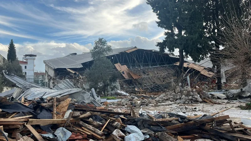 Deprem performans analizleri sonucunda yıkım kararı verilen Atatürk Kapalı Spor