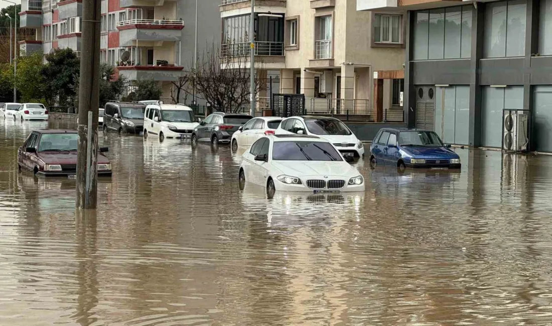 Aydın’ın Söke ilçesinde etkili olan sağanak sonrasında dereler taştı, sokaklarda