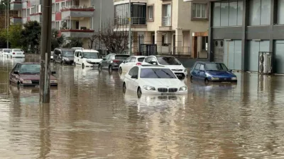 Aydın’ın Söke ilçesinde etkili olan sağanak sonrasında dereler taştı, sokaklarda