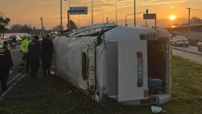 Aydın'ın Sultanhisar ilçesinde bir servis minibüsü, buzlanma nedeniyle devrildi. S.Y.