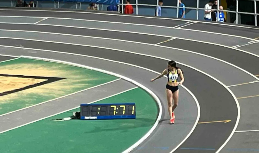 İstanbul’da düzenlenen U-20 Türkiye Salon Atletizm Şampiyonası'nda Sude Naz Bayar,