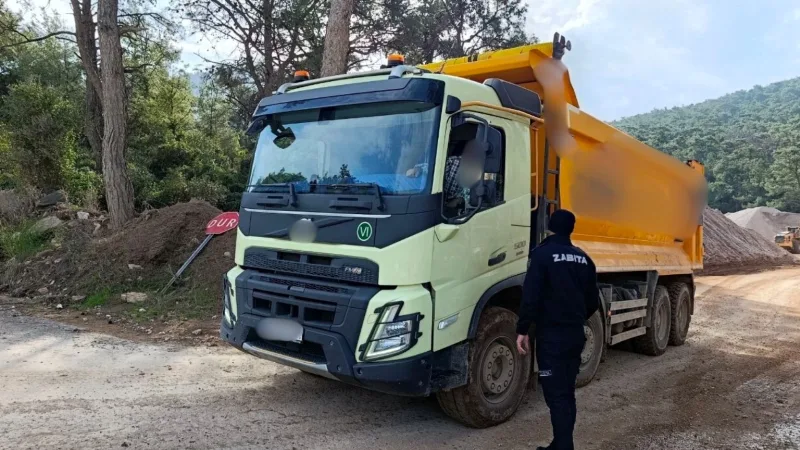 Bodrum Belediyesi zabıta ekipleri, kaçak inşaat atığı dökümüne karşı yürüttüğü