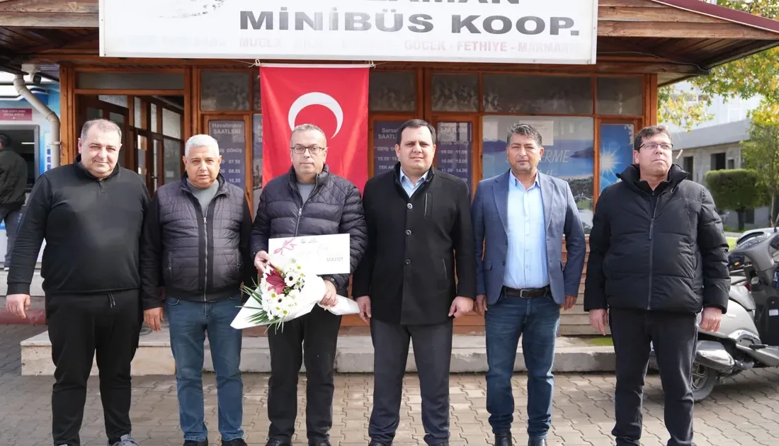 Dalaman Belediye Başkanı Sezer Durmuş, görme engelli bir vatandaşa yardımcı