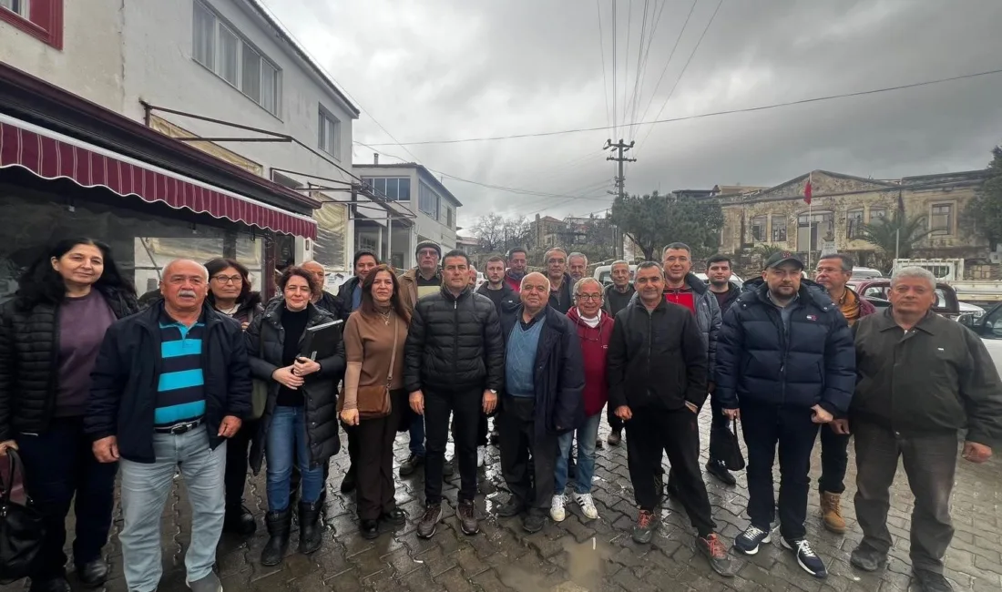 Datça'da badem üreticilerine yönelik düzenlenen "Çiftçi Tarla Okulu" eğitiminde, uzmanlar