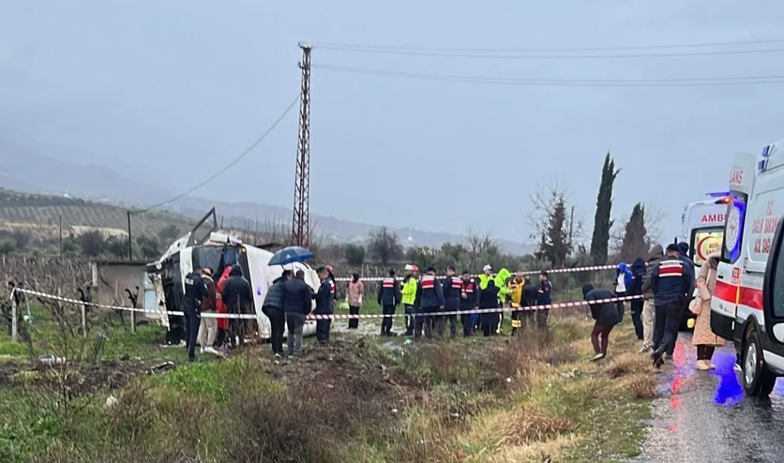 Denizli'de sağlık personelini taşıyan servis minibüsünün yağış nedeniyle üzüm bağına