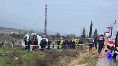 Denizli'de sağlık personelini taşıyan servis minibüsünün yağış nedeniyle üzüm bağına