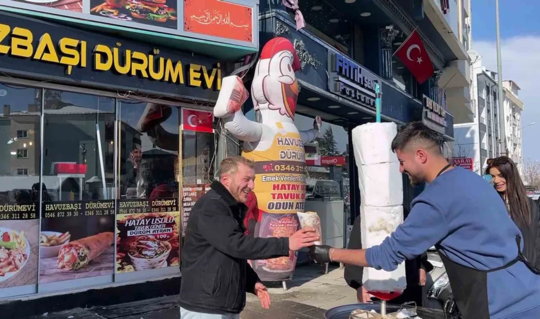 Sivas'ın Suşehri ilçesinde döner ustası Muhammet Güner, kar yağışını değerlendirmek