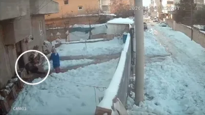 Şanlıurfa’nın Hilvan ilçesinde kar yağışı sonrası buz tutan zeminde evden