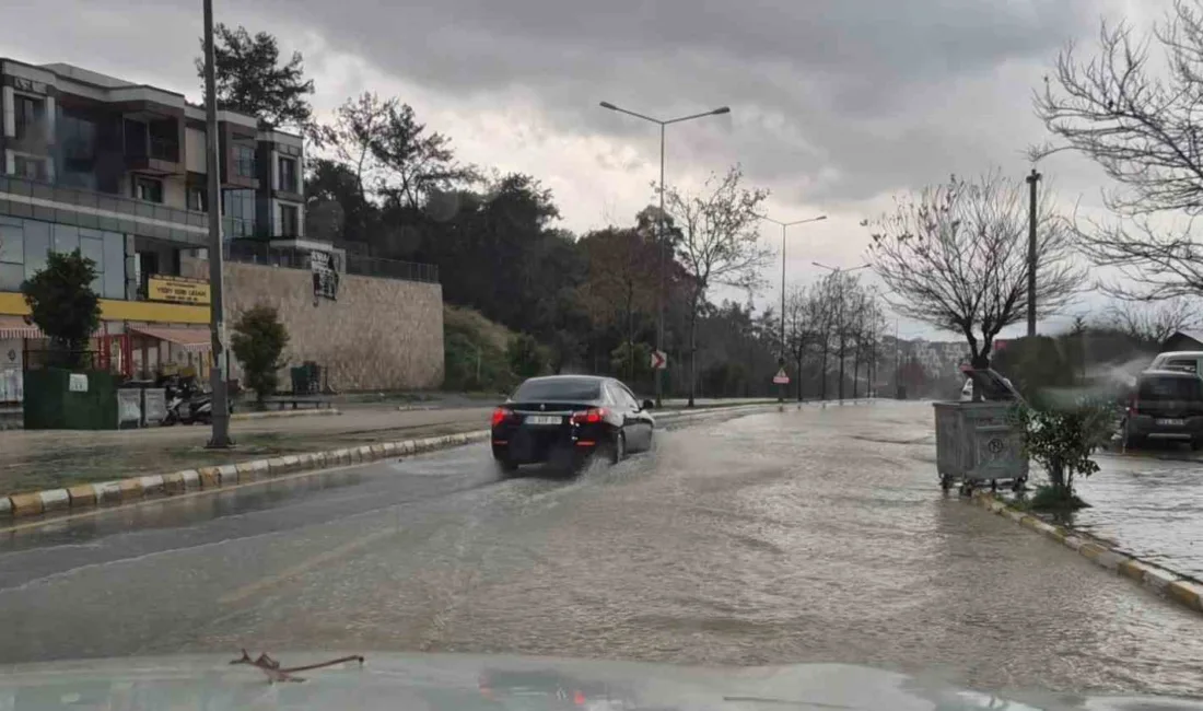 Aydın'ın Kuşadası ilçesinde etkili olan sağanak yağış, derelerin taşmasına ve