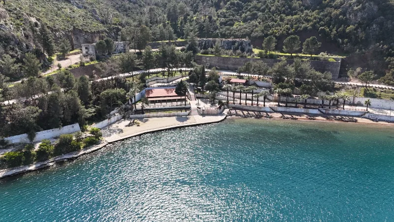 Marmaris ilçesi İçmeler Mahallesi Kızılbük mevkii Kayabal Caddesi üzerinde yer