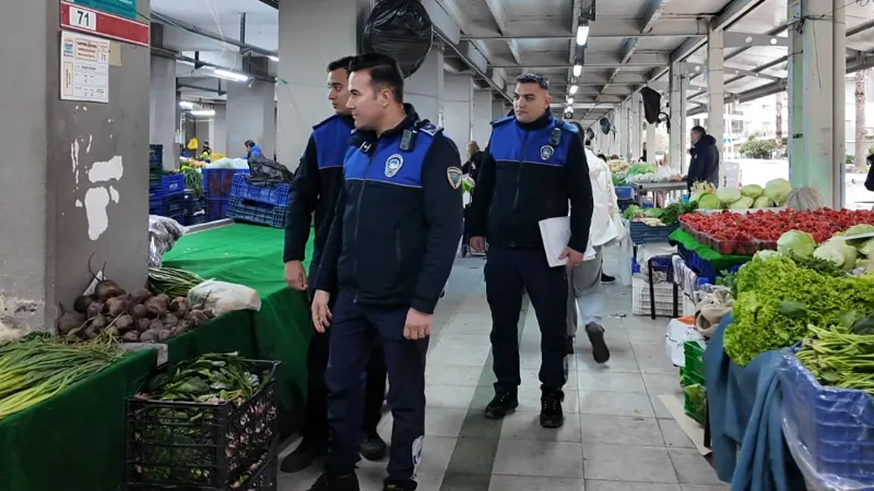 Marmaris zabıtası, pazaryerlerinde düzenin sağlanması ve vatandaşların sağlıklı koşullarda alışveriş
