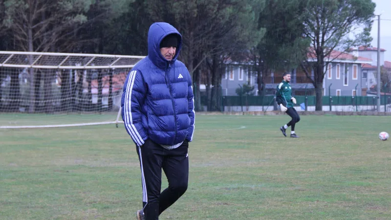 
Yoğun yağış altında Ortaköy’de Beykoz maçının hazırlıklarını sürdüren Muğlaspor’da Teknik