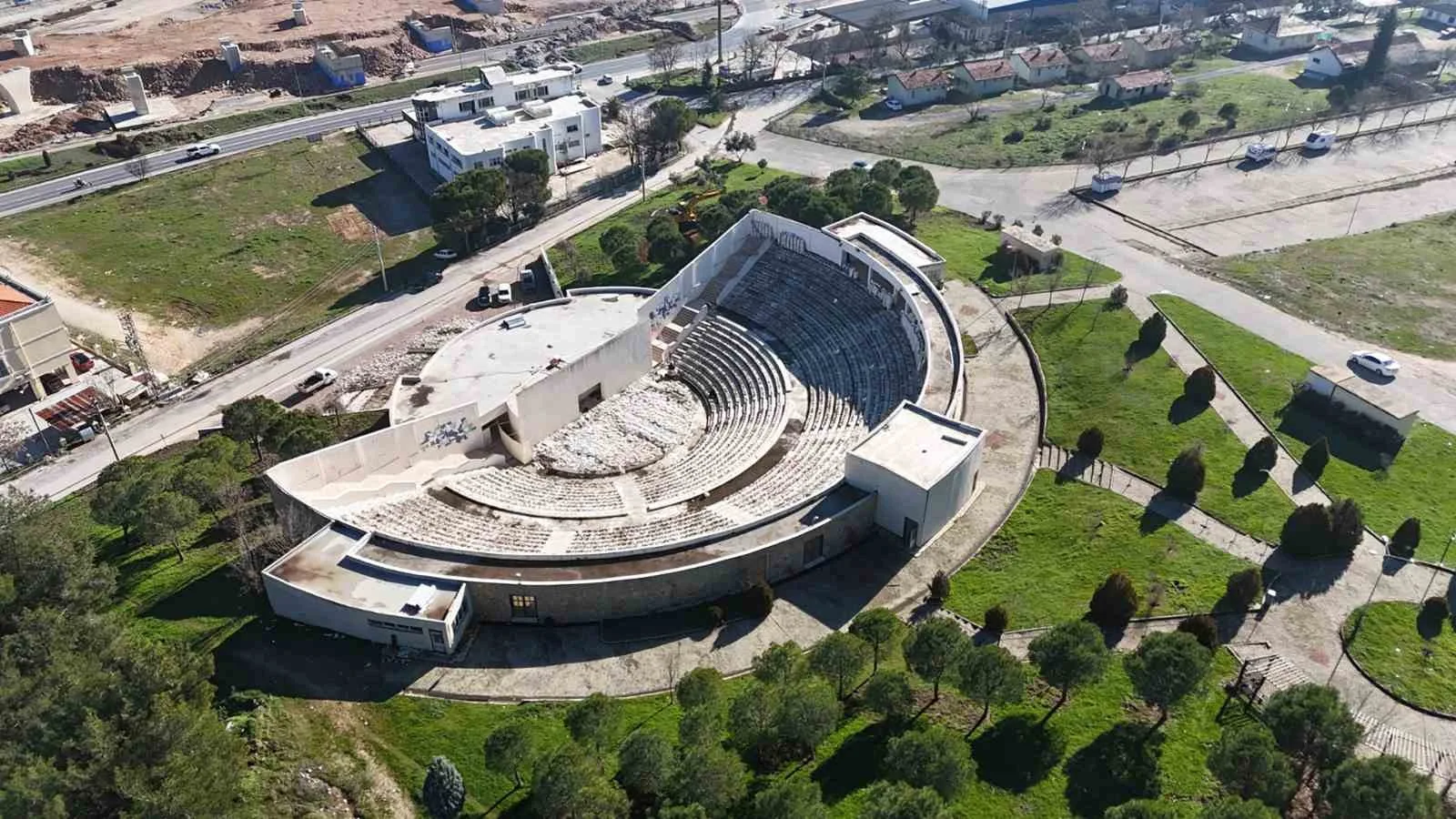 Muğla Büyükşehir Belediyesi, Prof. Dr. Şadan Gökovalı Açık Hava Tiyatrosu'nda
