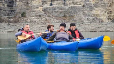 Erzurum'un Uzundere ilçesindeki Tortum Gölü'nde düzenlenen müzikli kano etkinliğinde, rüzgar