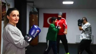 Elazığ’da görev yapan 47 yaşındaki hemşire Aslı Karakaş, çocuklarını yazdırdığı