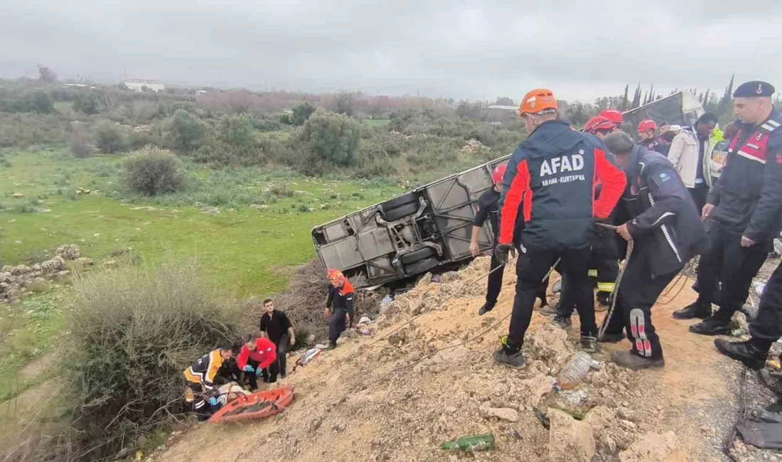 Antalya’da sabah saatlerinde kontrolden çıkarak şarampole devrilen yolcu otobüsünde meydana