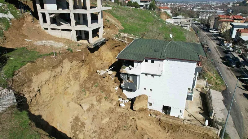 Denizli’nin Merkezefendi ilçesinde inşaat kazısı sırasında meydana gelen toprak kayması