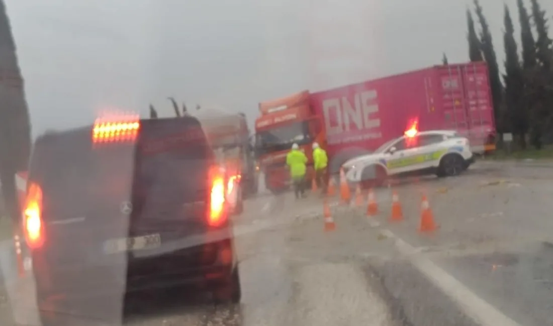 Denizli-Manisa karayolu Buldan mevkisinde bakım çalışması nedeniyle tek şeride düşen