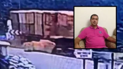 İzmir’in Kiraz ilçesinde park halindeki bir tırdan devrilen tonlarca ağırlıktaki