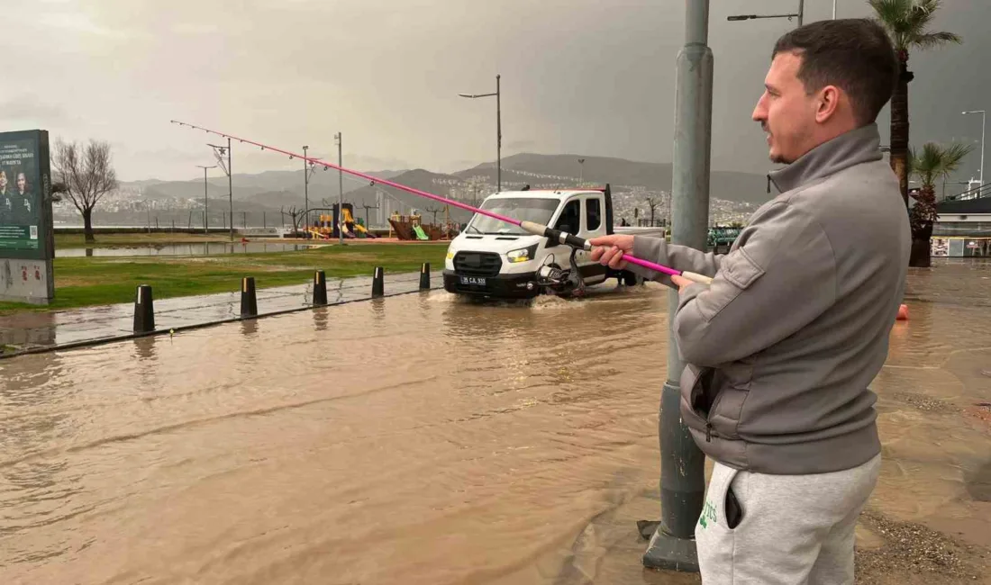 İzmir’de etkili olan şiddetli sağanak sonrası Alsancak Kordon Boyu'nun sular