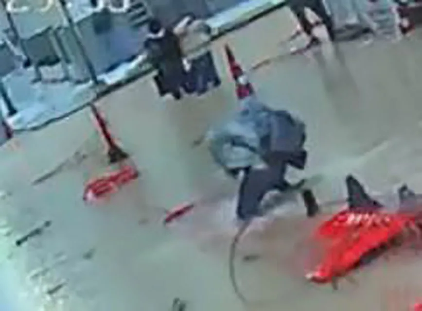 İzmir’de aniden bastıran şiddetli sağanak ve fırtına nedeniyle cadde ve