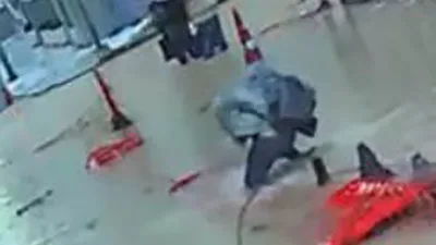 İzmir’de etkili olan sağanak yağış sırasında Alsancak’ta suyla dolan caddede