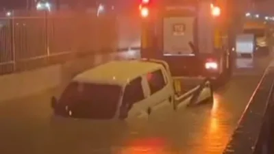 İzmir’in Torbalı ilçesinde, sağanak yağış nedeniyle suyla dolan alt geçitte