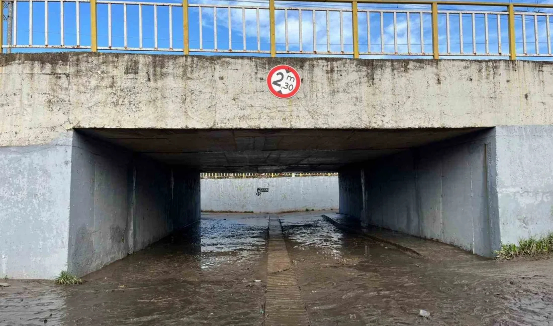 İzmir’in Torbalı ilçesinde sağanak yağışla dolan alt geçitte mahsur kalan