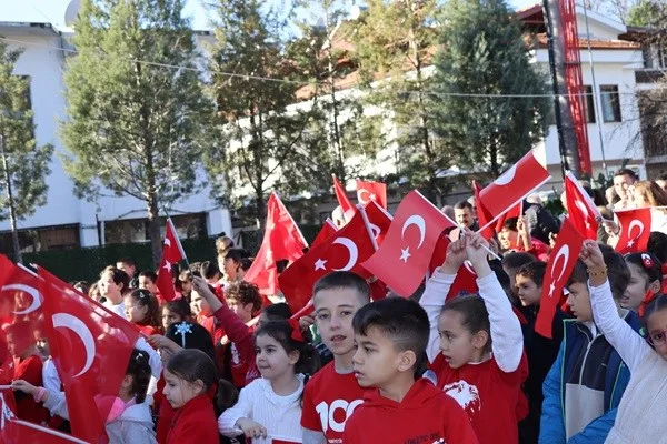 Muğla’nın Köyceğiz ilçesinde Türk Bayrağı sevgisini yaşatmak amacıyla düzenlenen yürüyüşe