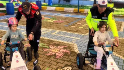 Muğla’nın Ortaca ilçesinde okul öncesi öğrencilere yönelik düzenlenen trafik eğitiminde,
